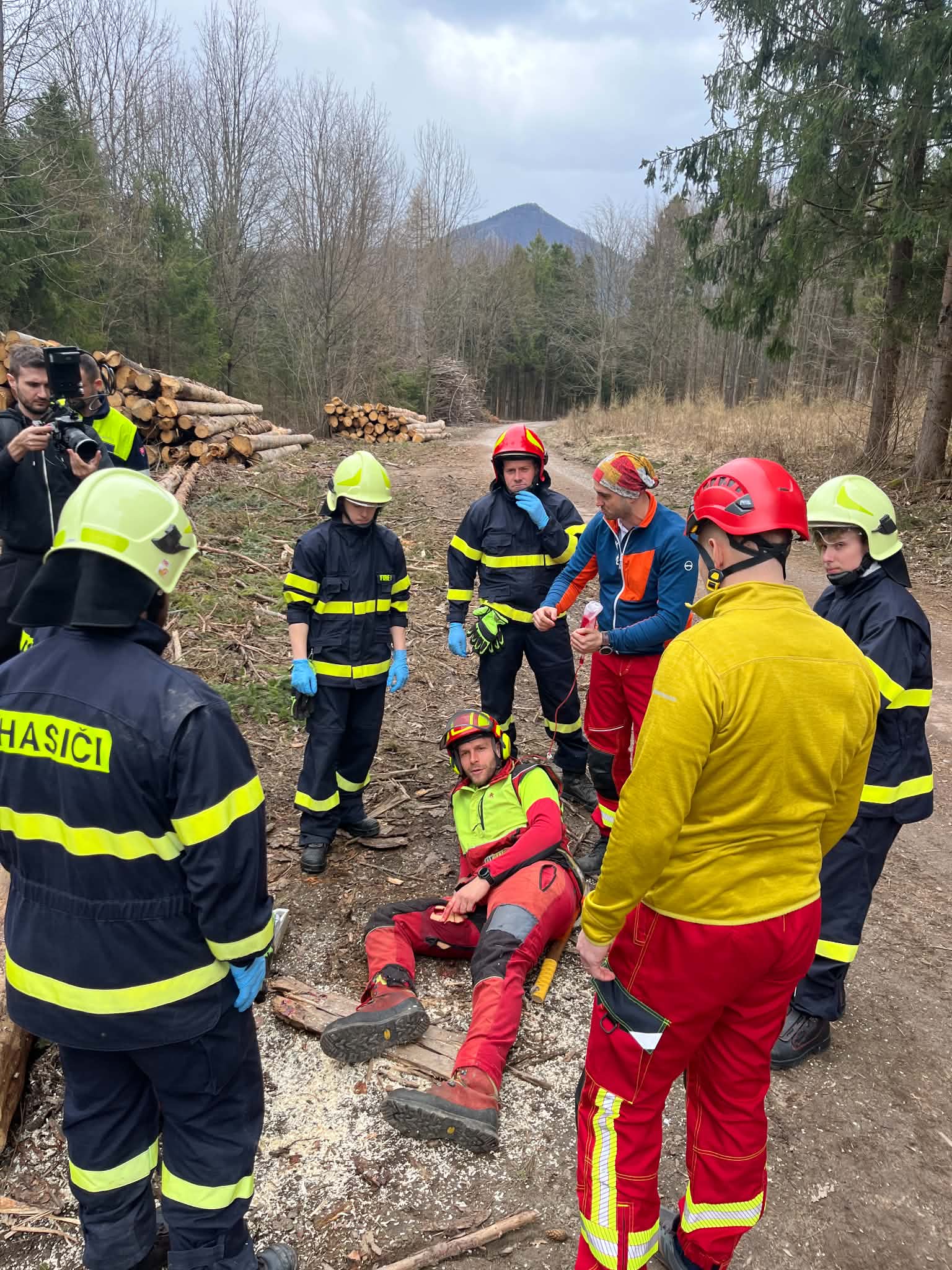 Účastníci riešia modelovú situáciu v teréne pod dohľadom lektora